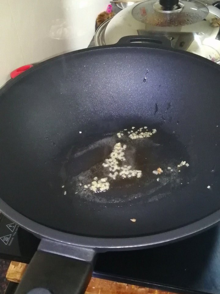 花菜炒虾仁,热锅入油，加入姜末，爆香