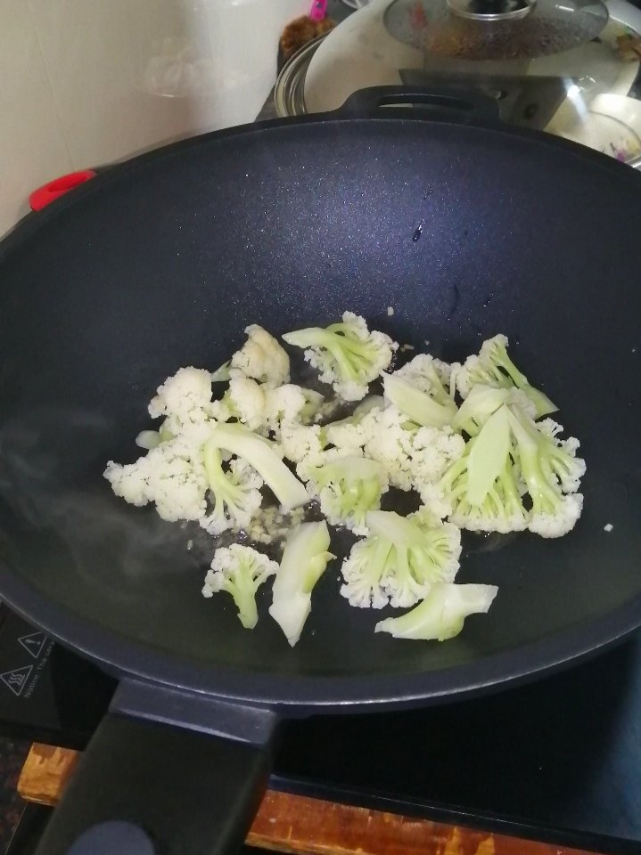 花菜炒虾仁,加入花菜