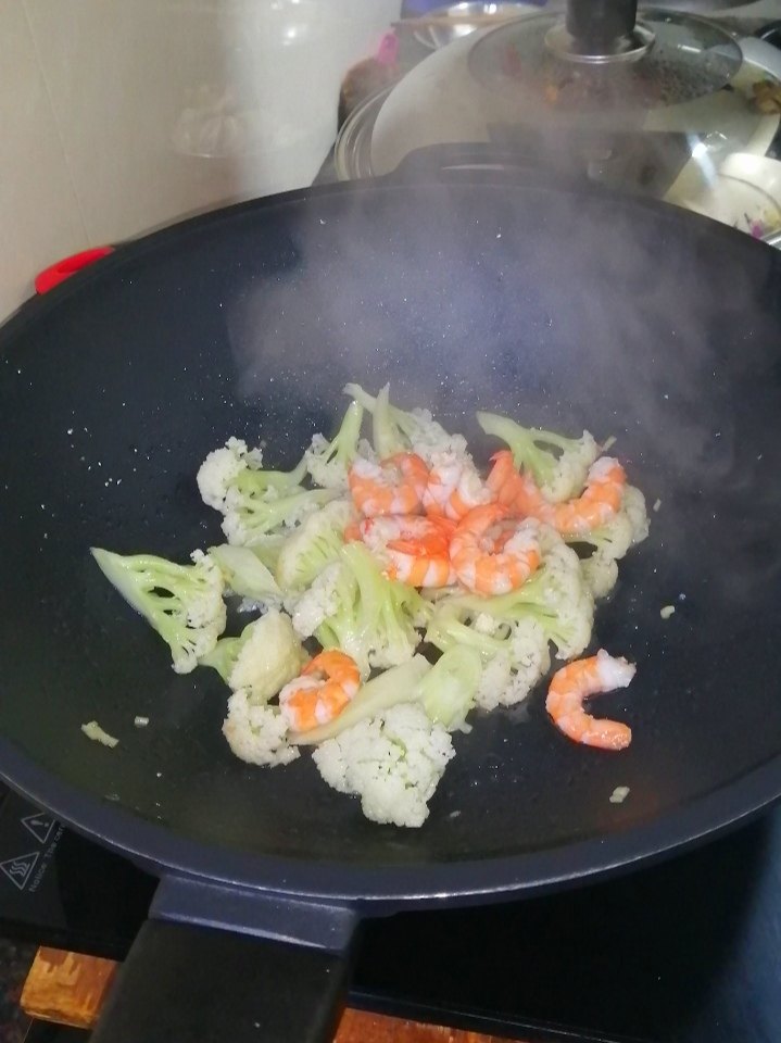 花菜炒虾仁,加入虾仁同炒