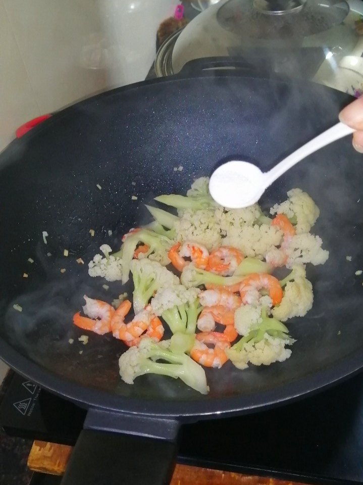 花菜炒虾仁,加入盐调味