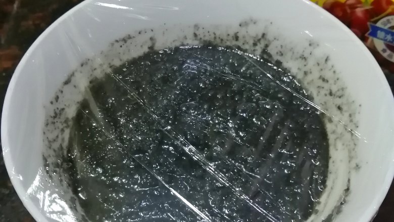 黑芝麻汤圆,盖上保鲜膜,放入冰箱冷冻1小时,取出后,分成若干小份,每份大约8克,放入手心搓圆备用