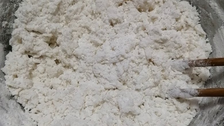黑芝麻汤圆,搅拌成棉絮状的时候,用手揉成光滑的面团