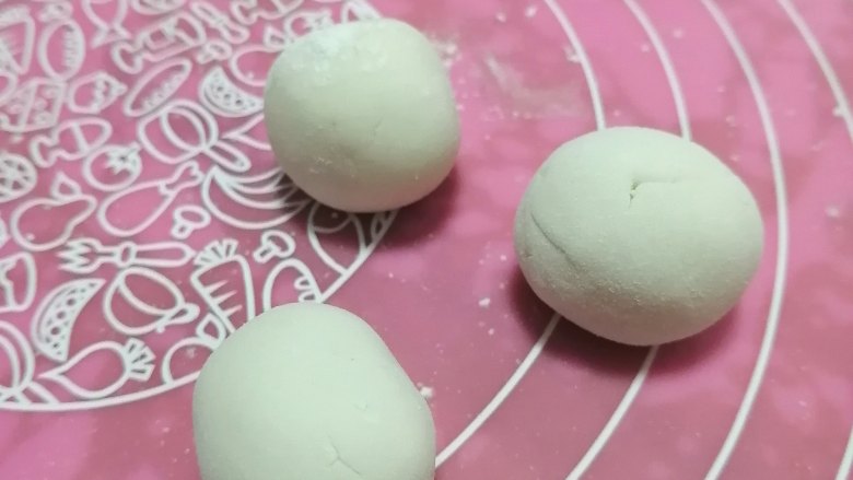 黑芝麻汤圆,醒好的面团分成每个大约12克的小剂子,搓圆