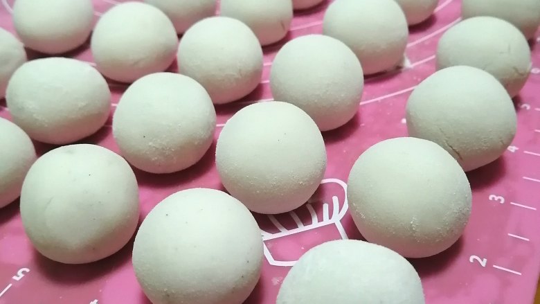 黑芝麻汤圆,照此方法,把全部汤圆生坯做好