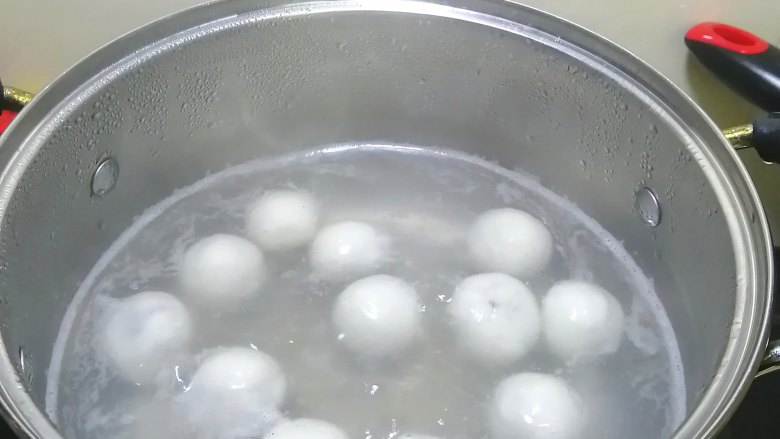 黑芝麻汤圆,煮至浮起来,再煮一分钟便熟了