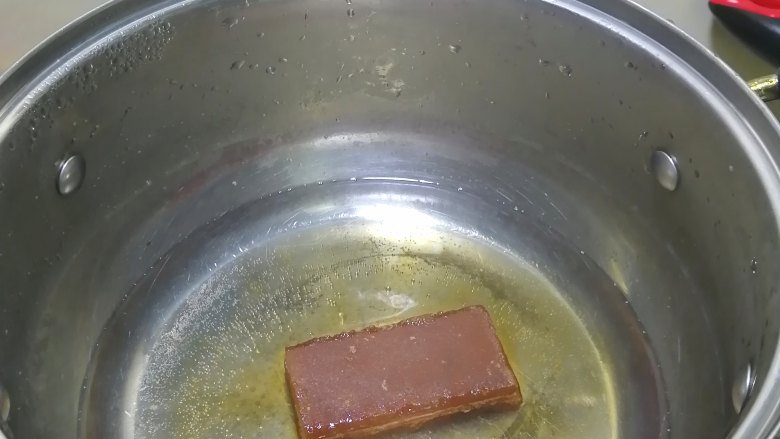 黑芝麻汤圆,锅内重新加入清水,加入黄塘,煮至糖完全溶解