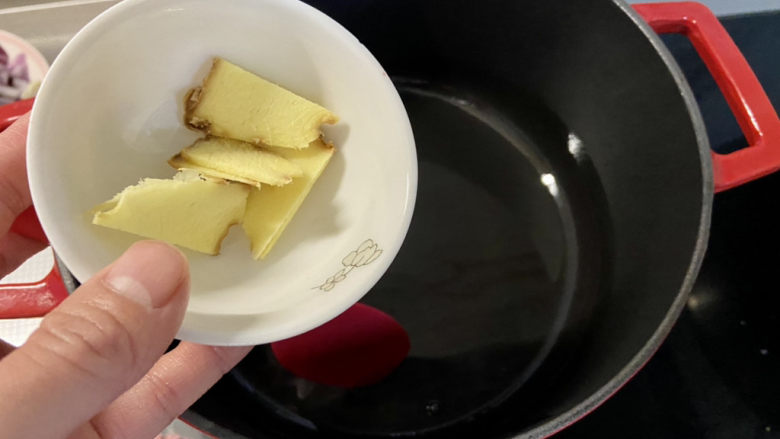 番茄牛骨汤,热锅后加少许食用油,下剩余姜片中小火煸香