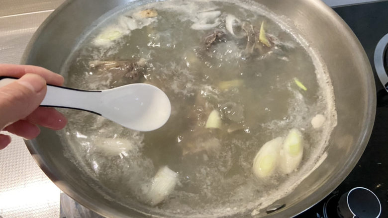 番茄牛骨汤,煮开后煮一分钟,撇去浮末