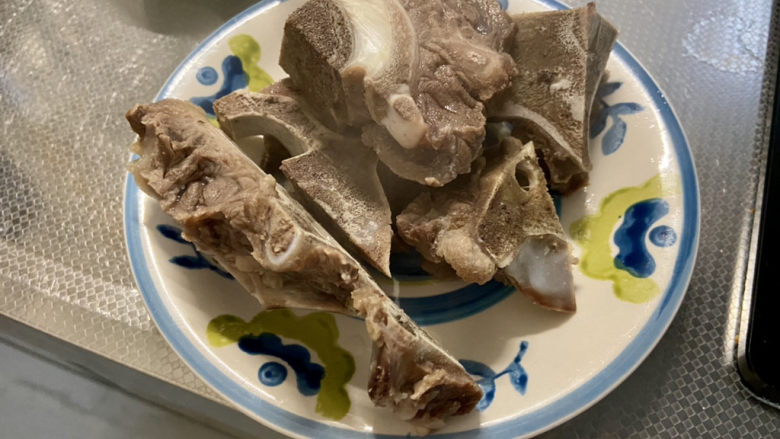 番茄牛骨汤,捞出,温水洗净