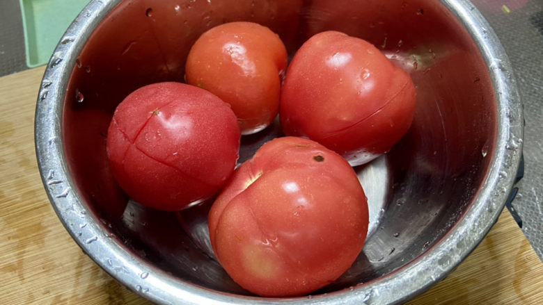 番茄牛骨汤,<a style='color:red;display:inline-block;' href='/shicai/ 59'>番茄</a>清洗,表面化十字花刀