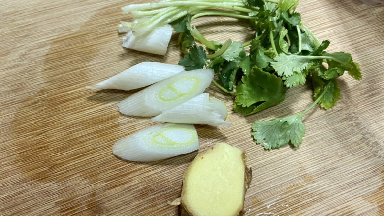 番茄牛骨汤,葱白洗净,香菜洗净,姜搓洗干净