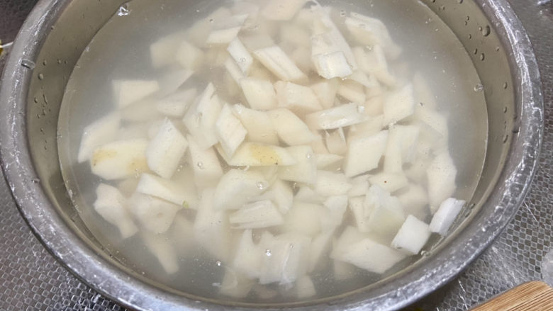 什锦藕丁➕胡萝卜黄瓜炒藕丁,藕切小块浸泡在水中,以免氧化变黑