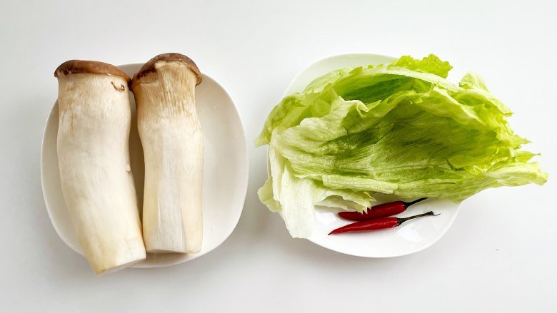 素烧杏鲍菇,准备好食材,把<a style='color:red;display:inline-block;' href='/shicai/ 238'>杏鲍菇</a>、生菜和小米椒洗净沥干水;