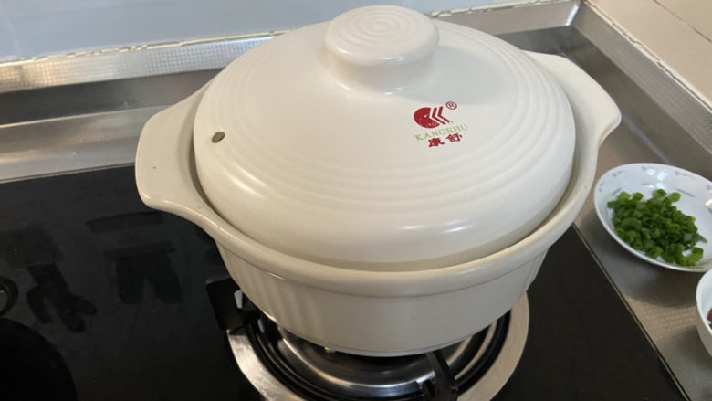 平菇豆腐汤,加盖,小火炖煮四分钟