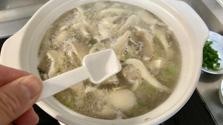 平菇豆腐汤,尝下咸淡,根据个人口味添加少许盐调味