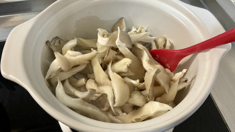 平菇豆腐汤,转中火,下平菇,翻炒出水分