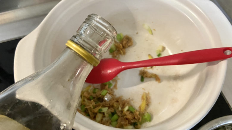 平菇豆腐汤,淋一茶匙<a style='color:red;display:inline-block;' href='/shicai/ 718'>料酒</a>,煸炒去腥