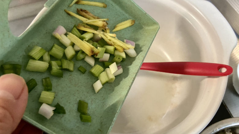 平菇豆腐汤,热锅冷油,下姜丝葱白,小火煸香