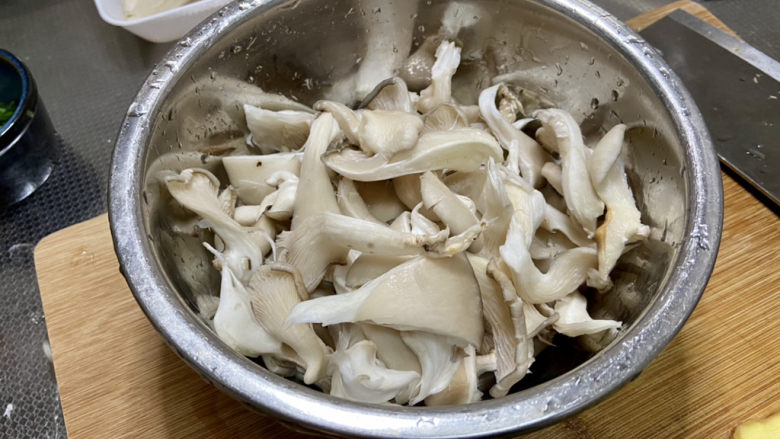 平菇豆腐汤,平菇撕成小朵,清洗干净