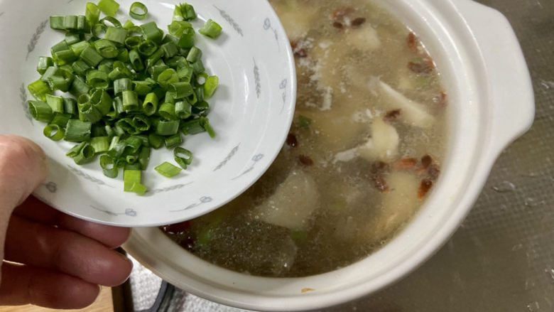 平菇豆腐汤,关火,撒葱末即可