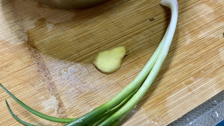 平菇豆腐汤,小葱择好洗净,姜搓洗干净
