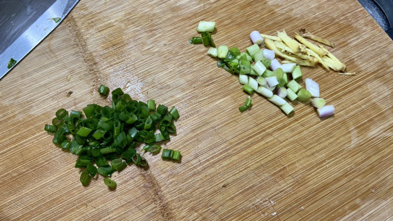 平菇豆腐汤,姜切丝,小葱分葱白葱叶切末