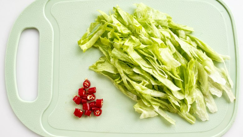 素烧杏鲍菇,小米椒切成小圈,<a style='color:red;display:inline-block;' href='/shicai/ 11256'>圆生菜</a>切成丝。