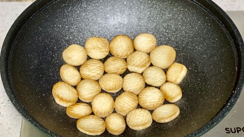 素烧杏鲍菇,起锅少油文火煎制杏鲍菇,煎至两面金黄;