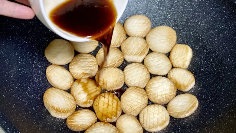 素烧杏鲍菇,倒入酱汁,小火翻炒收汁;