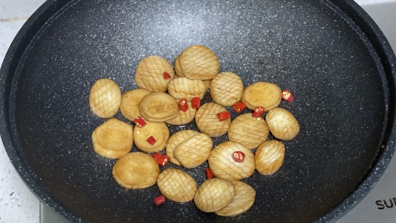 素烧杏鲍菇,汤汁收干后,撒上小米椒圈。