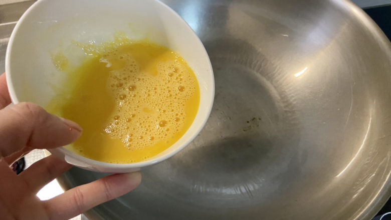 青椒炒平菇➕青椒腊肠鸡蛋炒平菇,热锅冷油,油热下蛋液