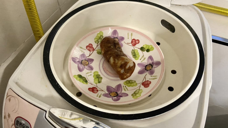 青椒炒平菇➕青椒腊肠鸡蛋炒平菇,腊肠清洗,上锅蒸10分钟
