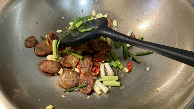 青椒炒平菇➕青椒腊肠鸡蛋炒平菇,下葱段小米辣,小火煸香