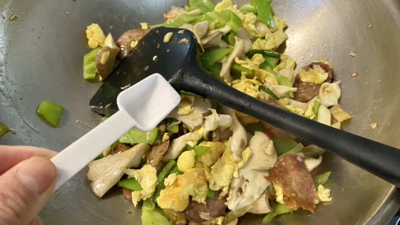 青椒炒平菇➕青椒腊肠鸡蛋炒平菇,尝下咸淡根据自己的口味添加少许盐,中火翻炒十来秒即可出锅