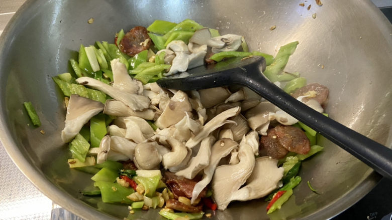 青椒炒平菇➕青椒腊肠鸡蛋炒平菇,下平菇,中火翻炒半分钟