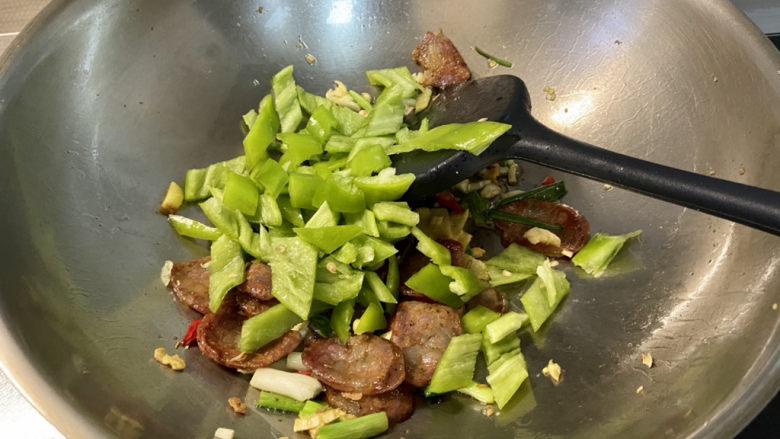 青椒炒平菇➕青椒腊肠鸡蛋炒平菇,转中火,下青椒,翻炒断生