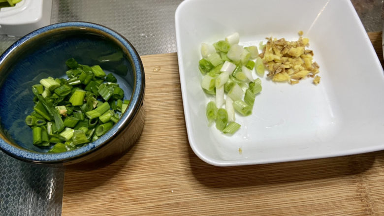 西红柿炒土豆片➕肉末番茄土豆片,改刀:小葱分葱白葱叶切末,姜切末