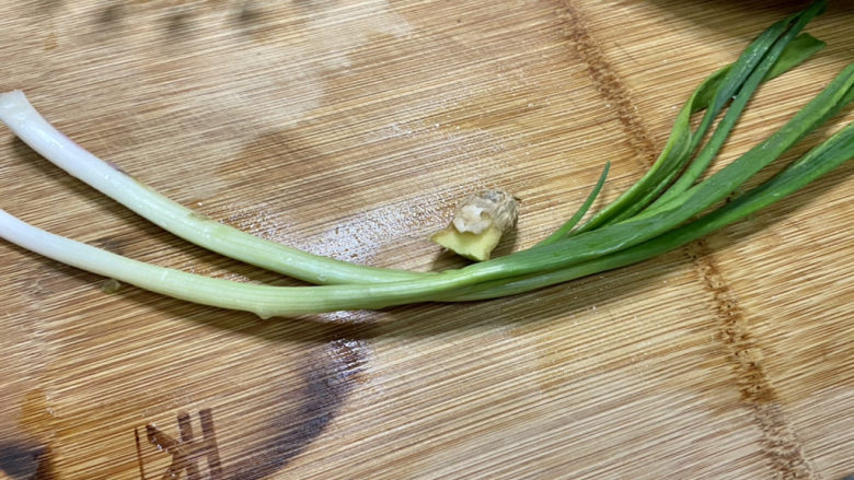 西红柿炒土豆片➕肉末番茄土豆片,小葱择好洗净，姜搓洗干净