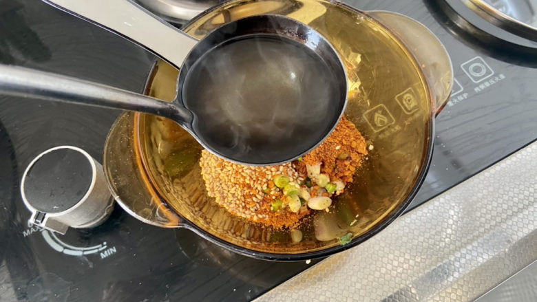 香辣藕片➕凉拌香辣藕片,分次浇上八成热的热油