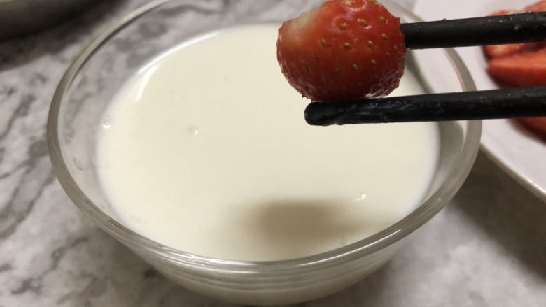 草莓奶冻,然后加入草莓,等待冷却凝固