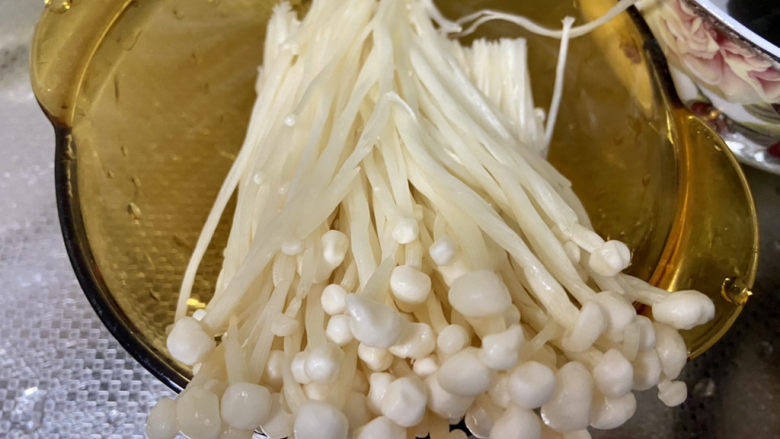 西红柿疙瘩汤➕金针木耳菠菜西红柿疙瘩汤,金针菇切去根部,清洗备用