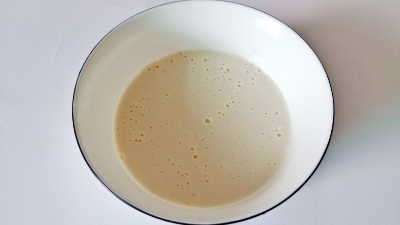 香烤翅根,中筋面粉加盐,清水调成糊状。