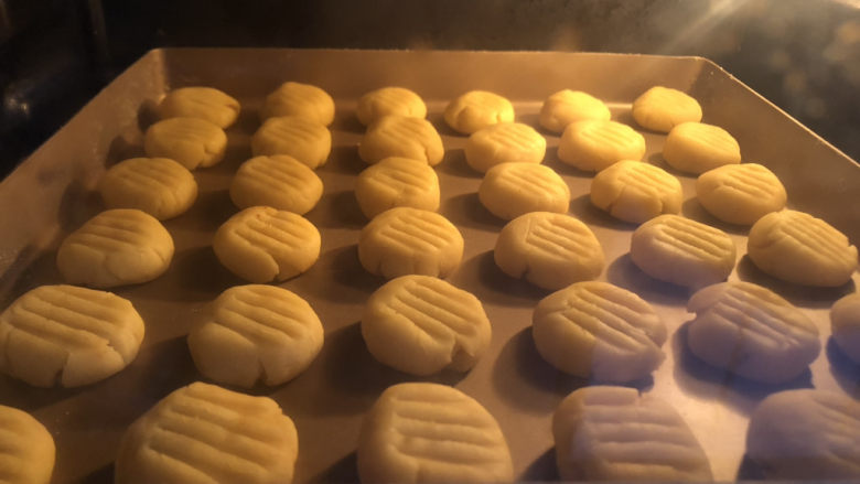 肉松小饼干,烤箱预热170度,烤约15分钟。