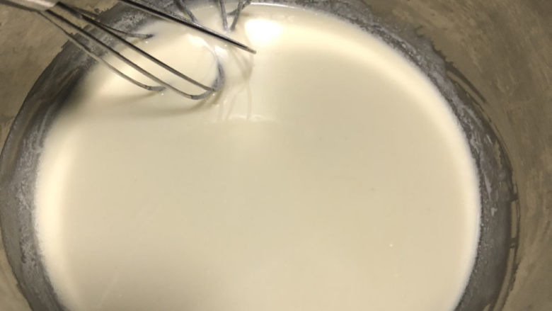 纸杯裱花小蛋糕,搅拌均匀彻底乳化融合。