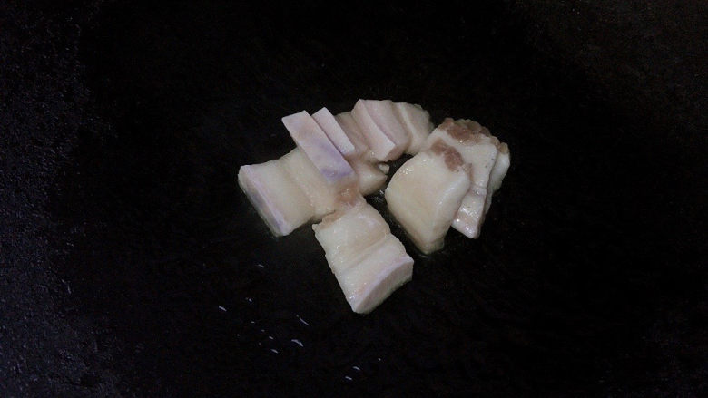 红烧冻豆腐,将五花肉,加入油锅中煸炒