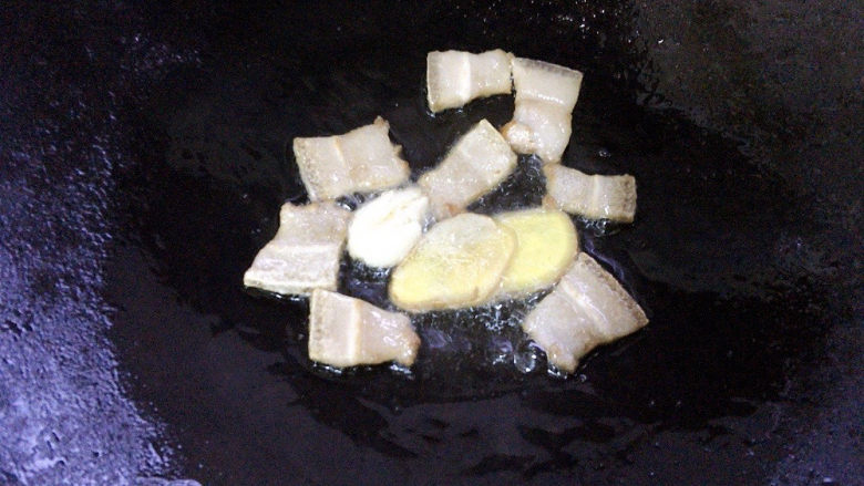 红烧冻豆腐,锅中加入<a style='color:red;display:inline-block;' href='/shicai/ 37'>姜</a>蒜片,爆炒出香味