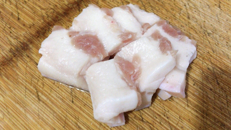 红烧冻豆腐,五花肉洗净切片,可选用肥肉比例较多的肥肉,冻豆腐是个费油的食材。