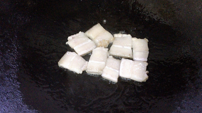 红烧冻豆腐,中小火煸炒出猪肉油脂,炼出猪油释放香气