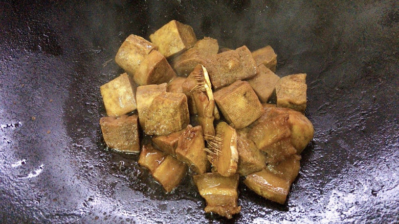 红烧冻豆腐,并加适量清水,烧至变色入味