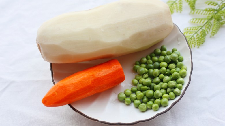 什锦藕丁,准备好所有食材